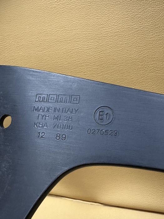 Червоне дерево momo ML38 KBA 70100 1989р до класичних спортивних авто