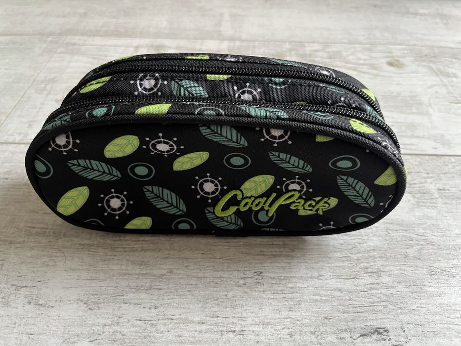 dwukomorowy piórnik Coolpack czarny w liście