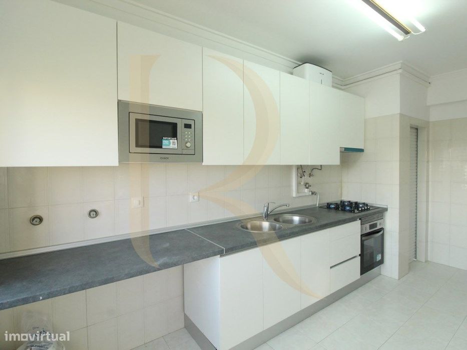 Apartamento T3 com elevador e varanda em Amora - Paivas - Seixal