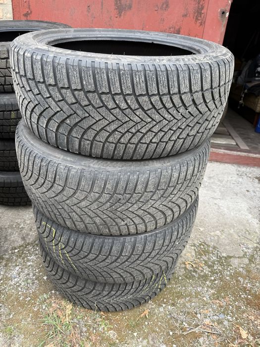 Зимова гума Bridgestone 235 45 18