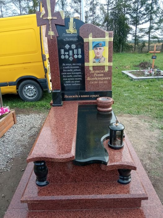 Памятники на могилу.