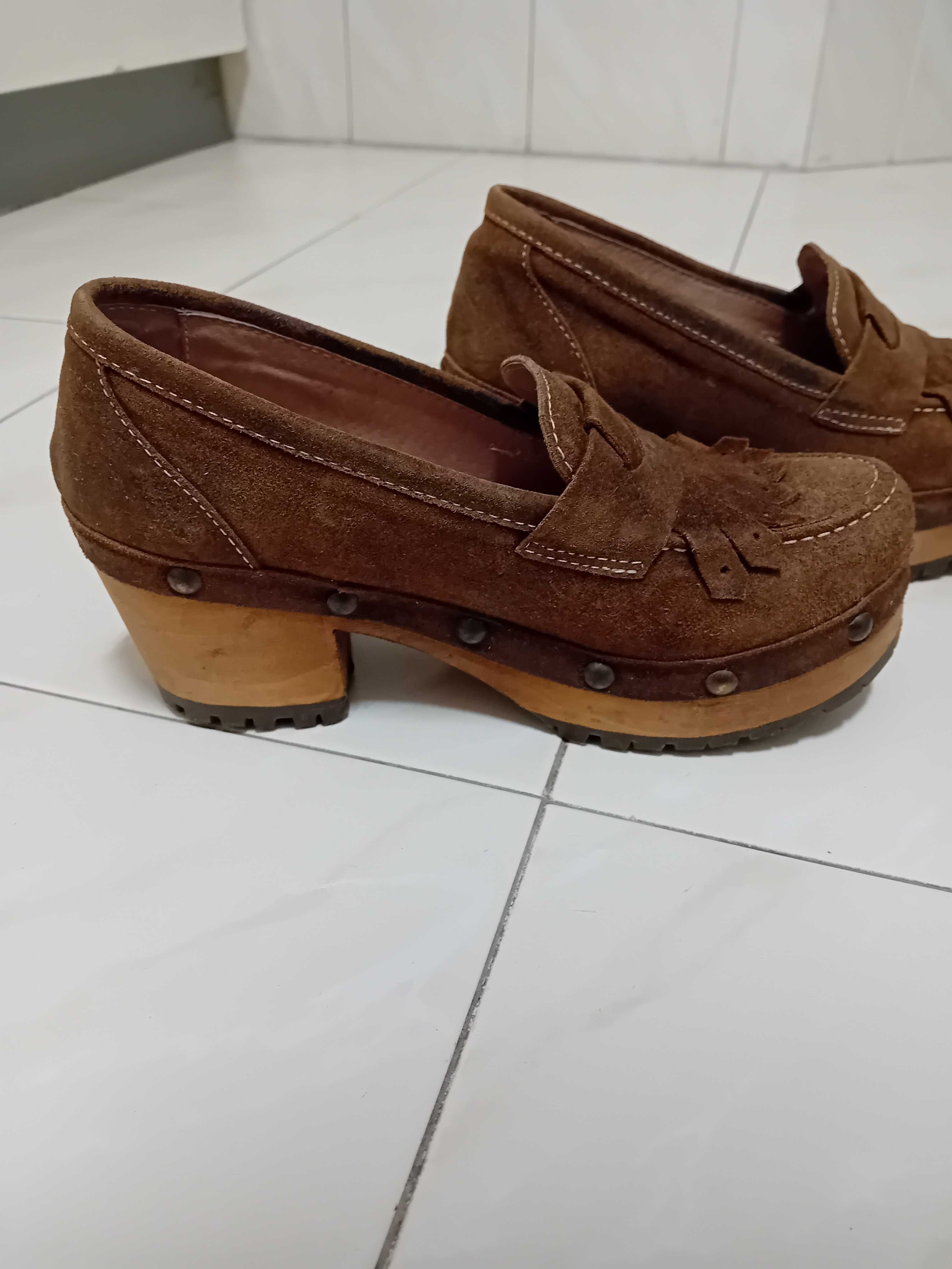 Sapatos tipo camurça, com salto em madeira e franja