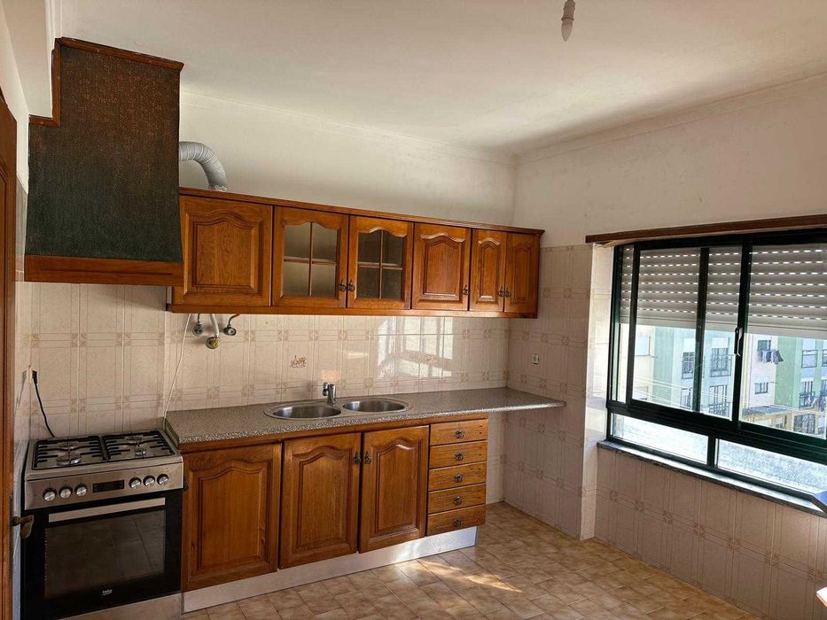 Arrenda-se Apartamento T2 com Grandes Áreas – Baixa da Banheira