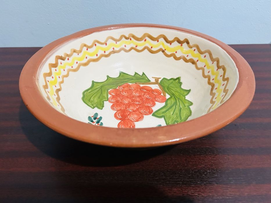 Tigela de barro pintada a mao