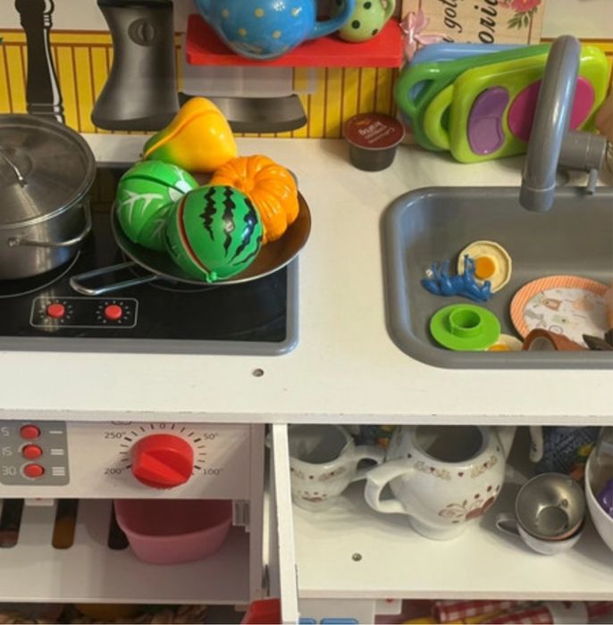 Duża kuchnia drewniana wraz z wyposażeniem dla dziewczynki do zabawy