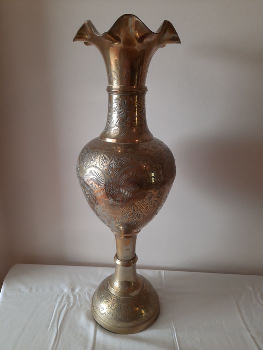 Jarra em latão trabalhado