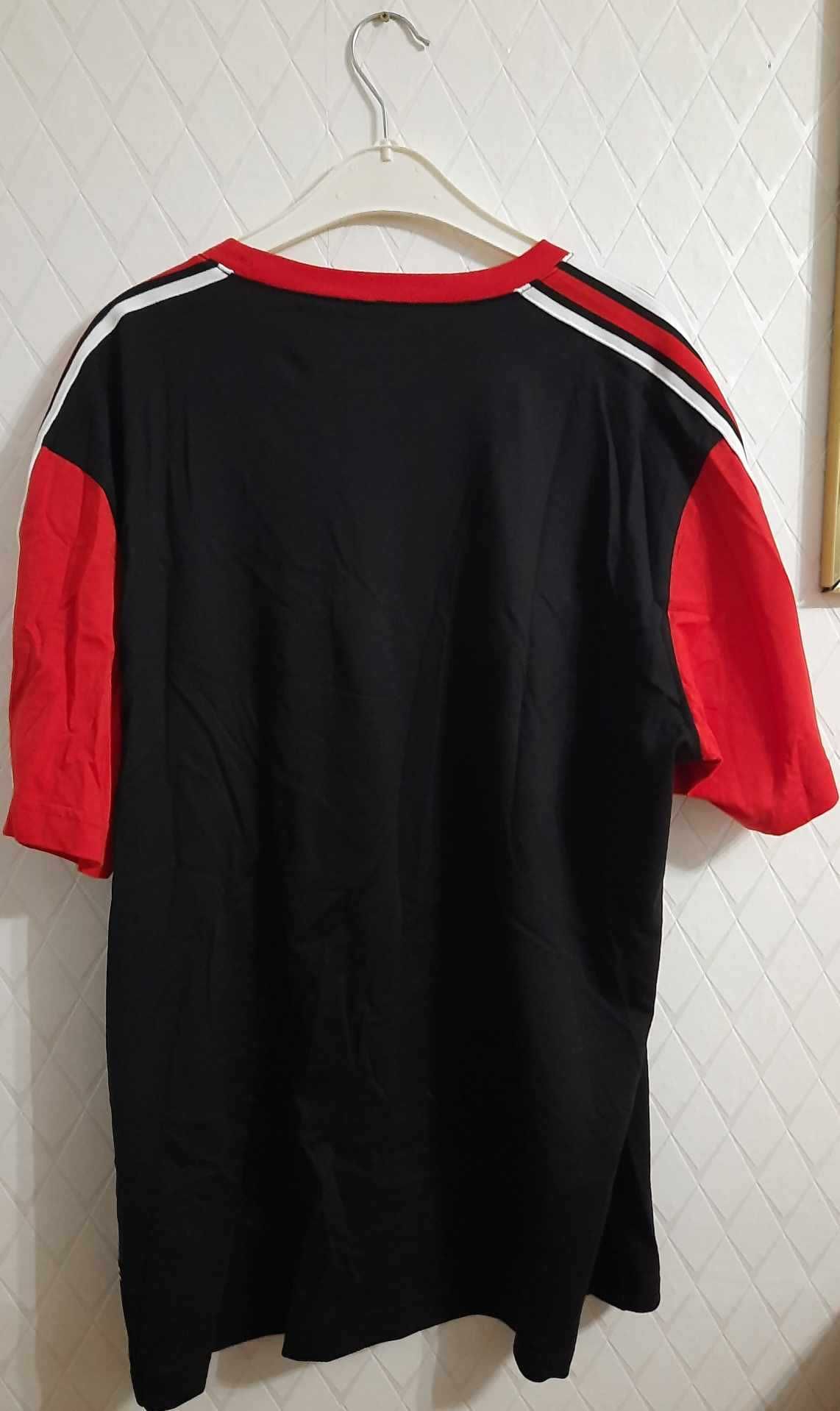 Czarno-czerwona koszulka z krótkim rękawem marki Champion
