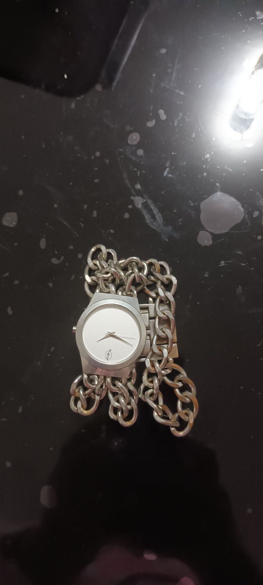 1  Relógio  prateado, tipo pulseira
