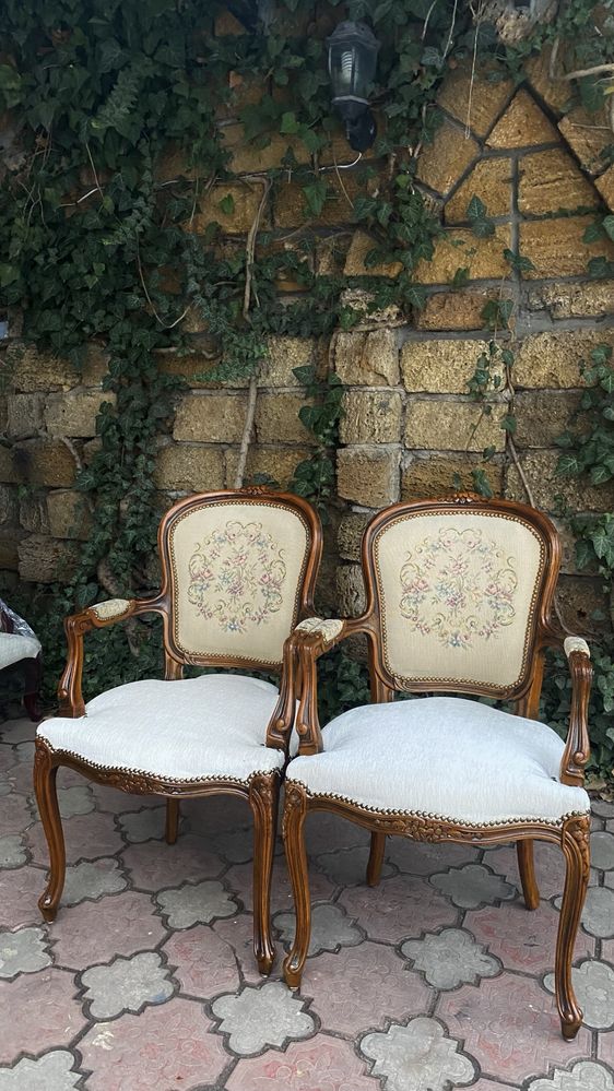Кресла парные, резные ореховые в гобелене, цена за 1 шт., Франция