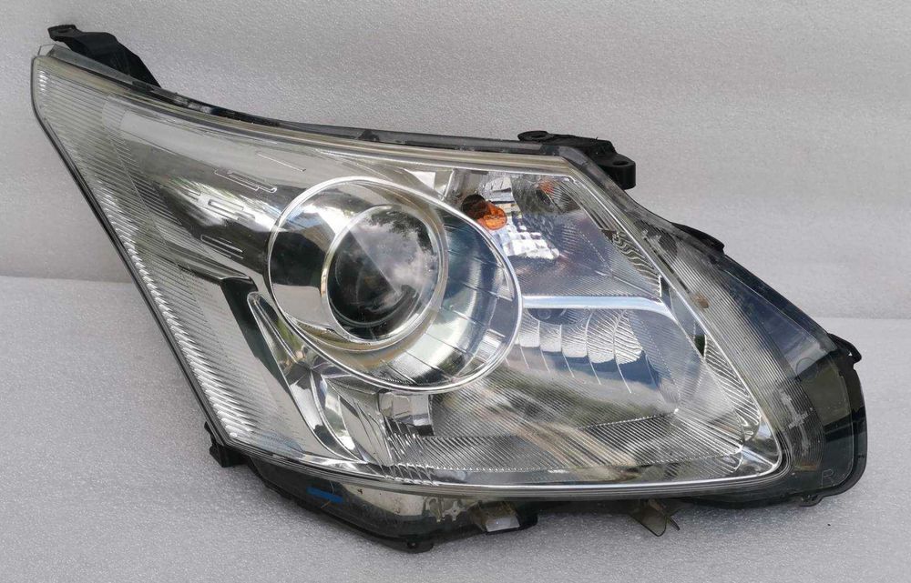 Фара правая Toyota Avensis T27 2008-2012г.в. оригинал