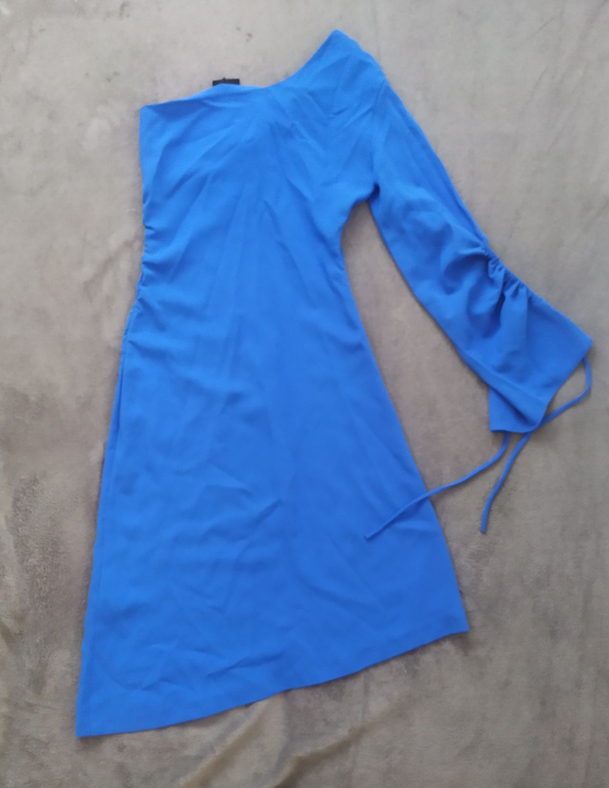 Niebieska sukienka na jedno ramię Reserved