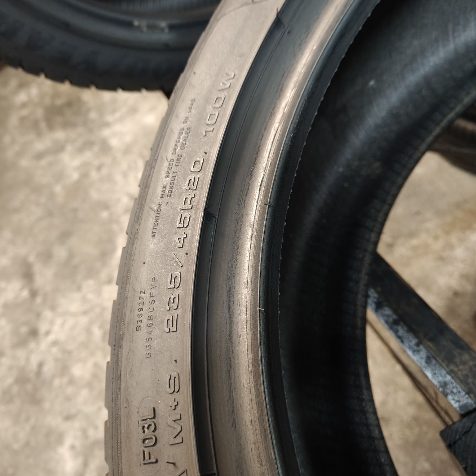 235/45/20 XL Sprzedam parę opon całorocznych Goodyear