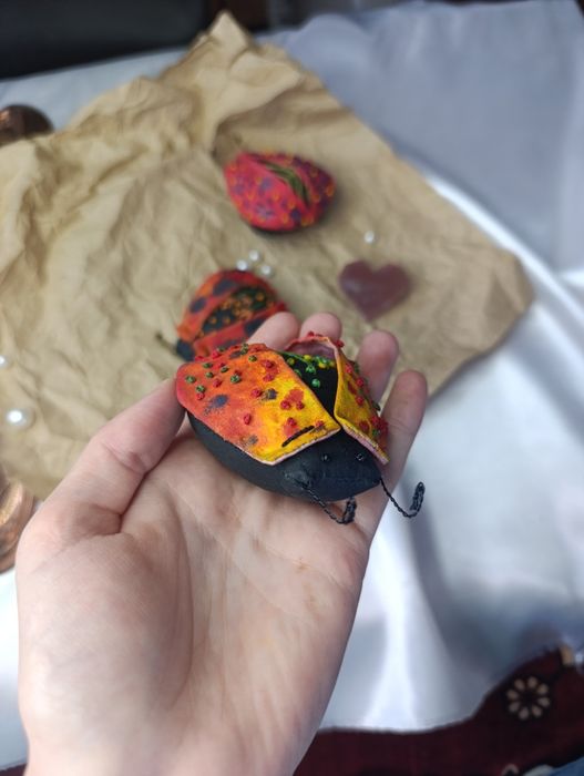 Текстильна фігурка божої корівки, декор для інтер'єру