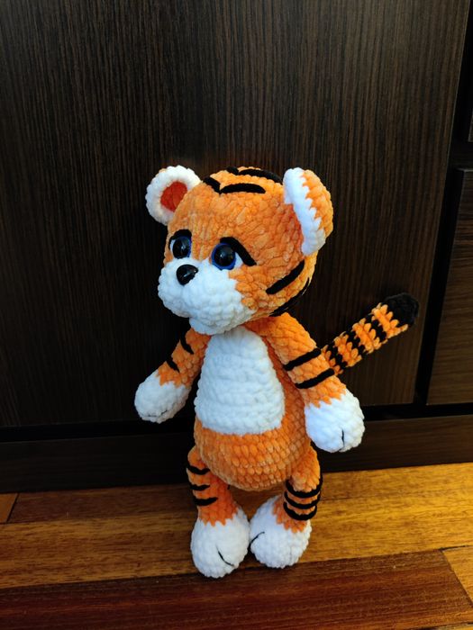 Тигр з плюшевої пряжі