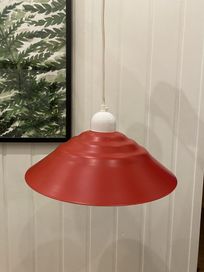 Klosza lampa czerwona ze Szwecji metalowa