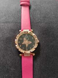różowy zegarek z motylkiem