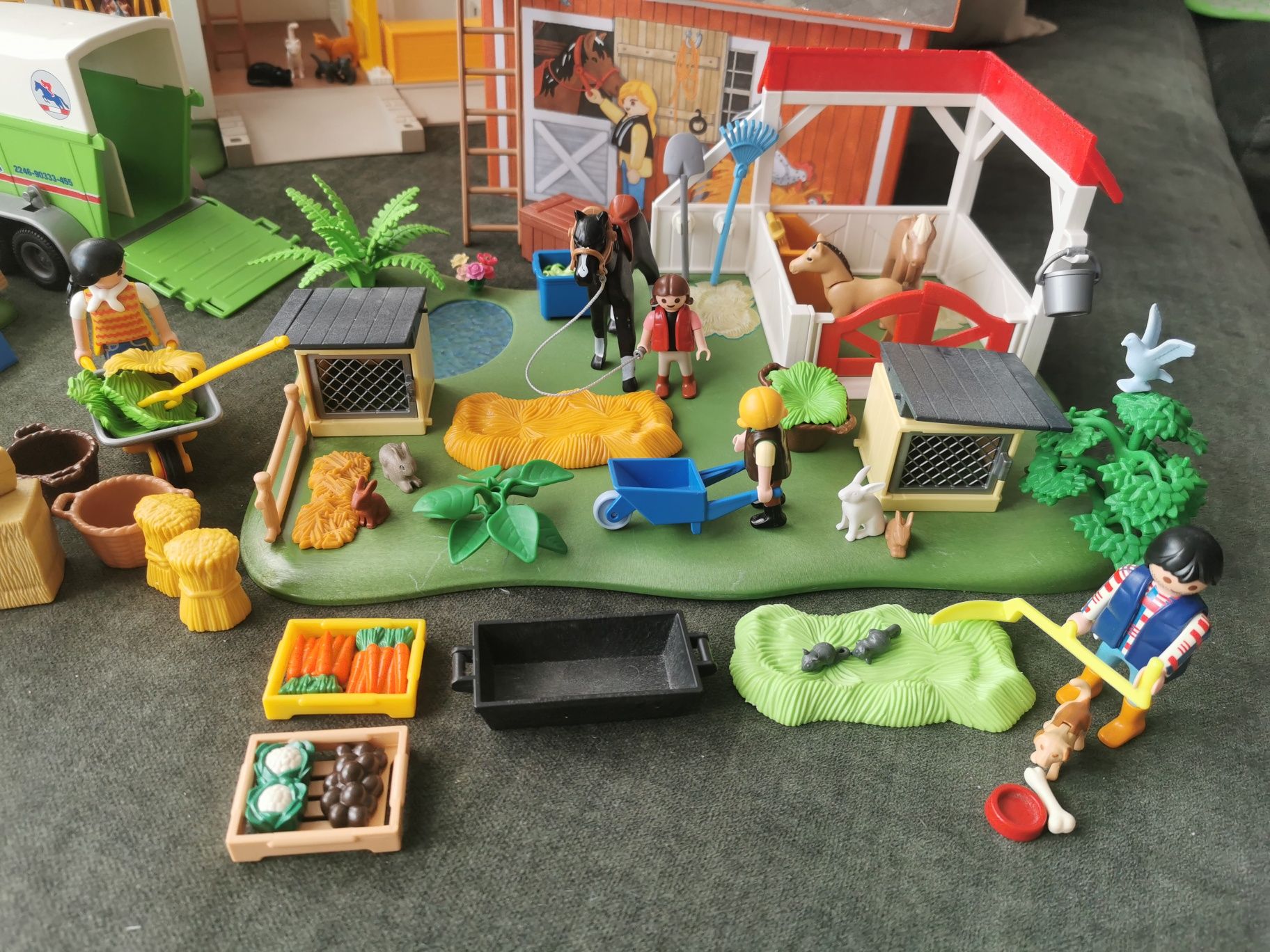 Klocki Playmobil stadnina koni, szkółka dla koni, auto, boxy.