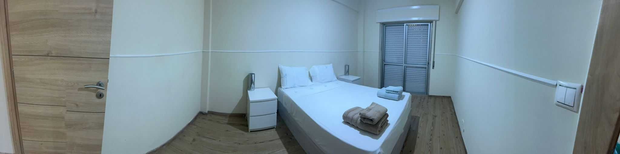 Aluga-se quarto casal em Fogueteiro, 2 min de comboio, desp. incluídas