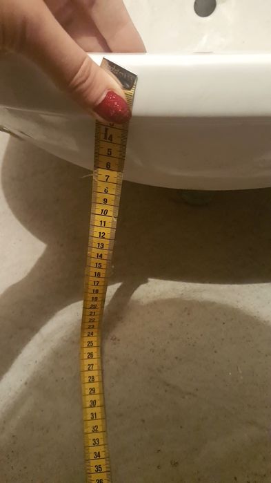 Umywalka biała z baterią i rurkami