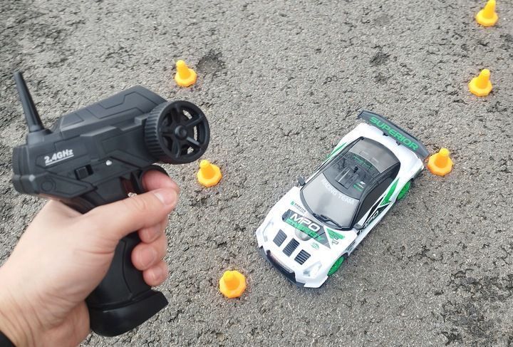 Дрифт машинки на радіокеруванні