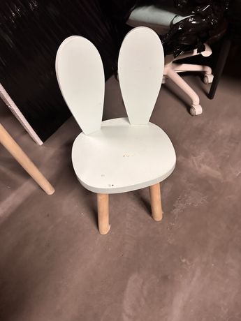Stolik dzieciecy i dwa krzeselka z uszkami