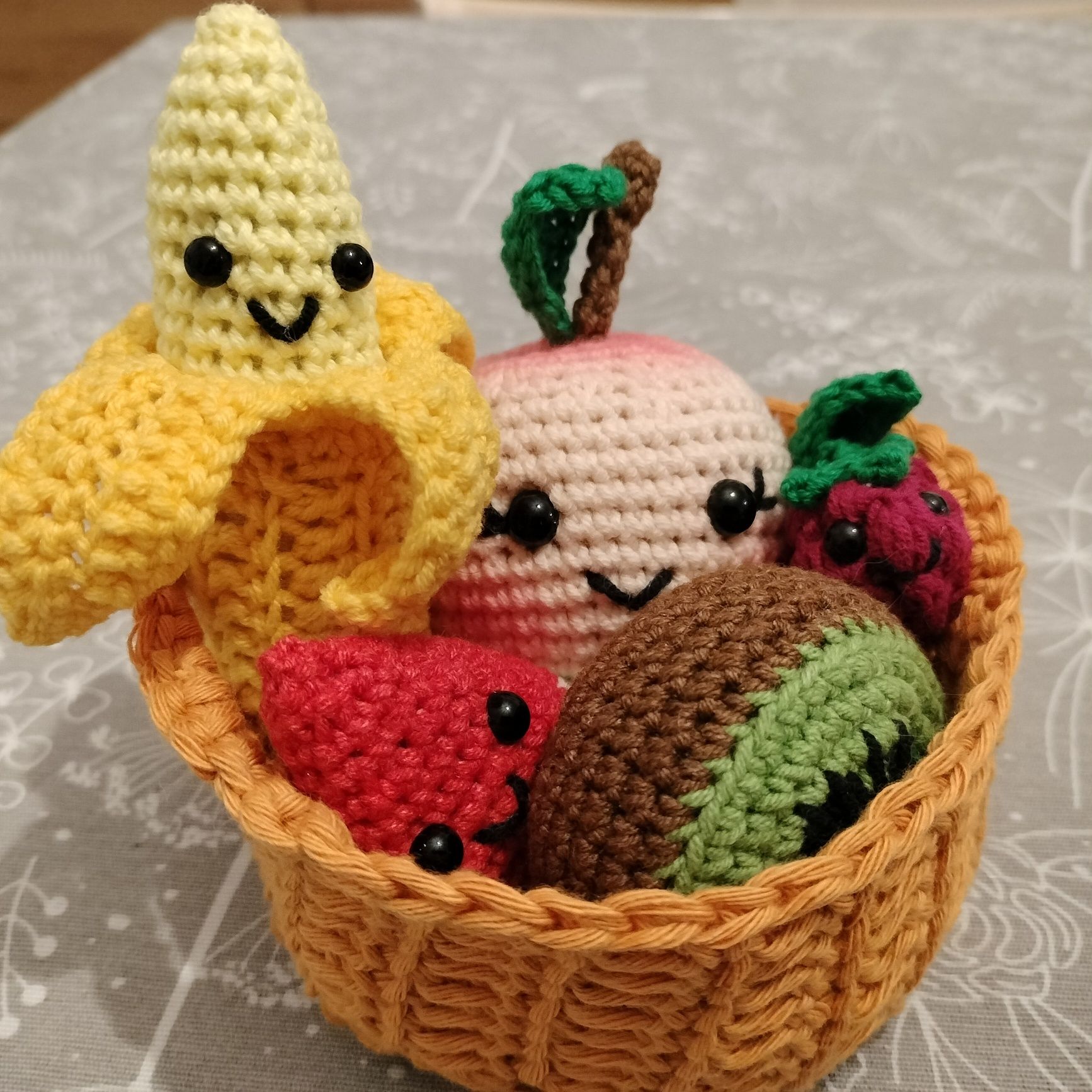 Maskotki OWOCE kawaii w koszu zestaw banan arbuz handmade na szydełku