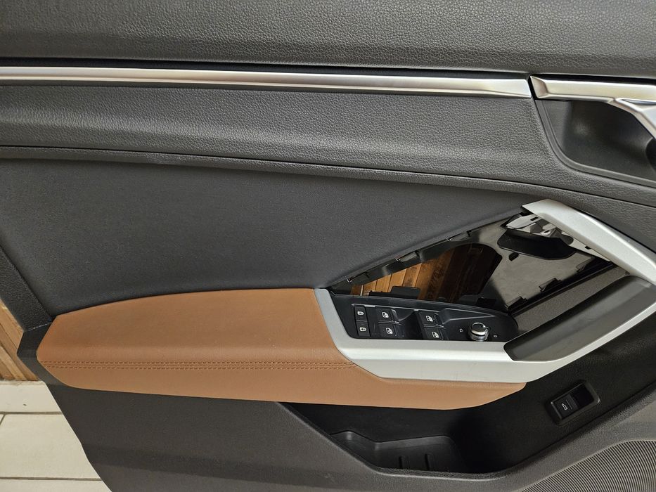 Дверна карта Audi Q3  83A.899.N1D.A в сборі з кнопками