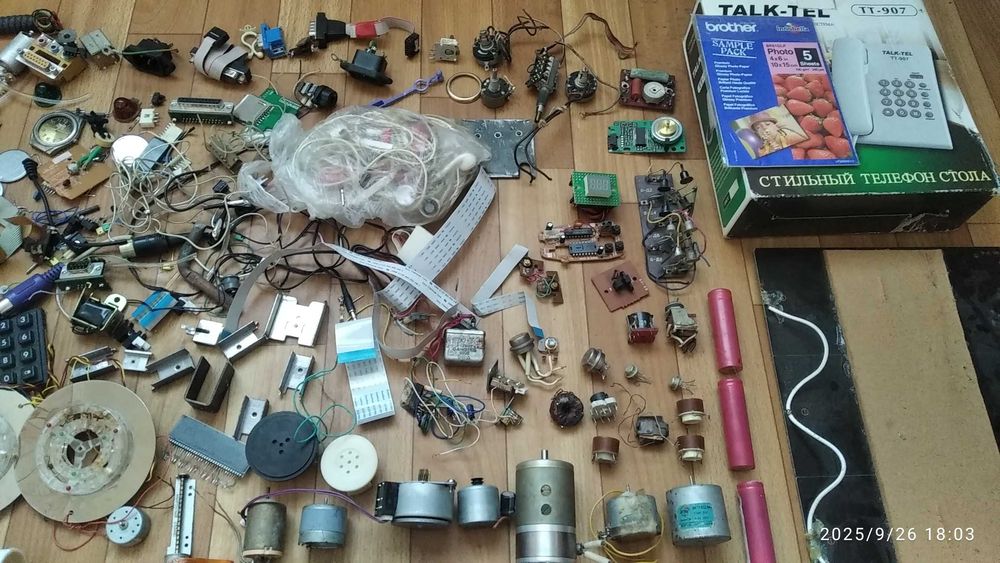 Лот Різної Електроніки. Електродвигуни 220V і до 12V.