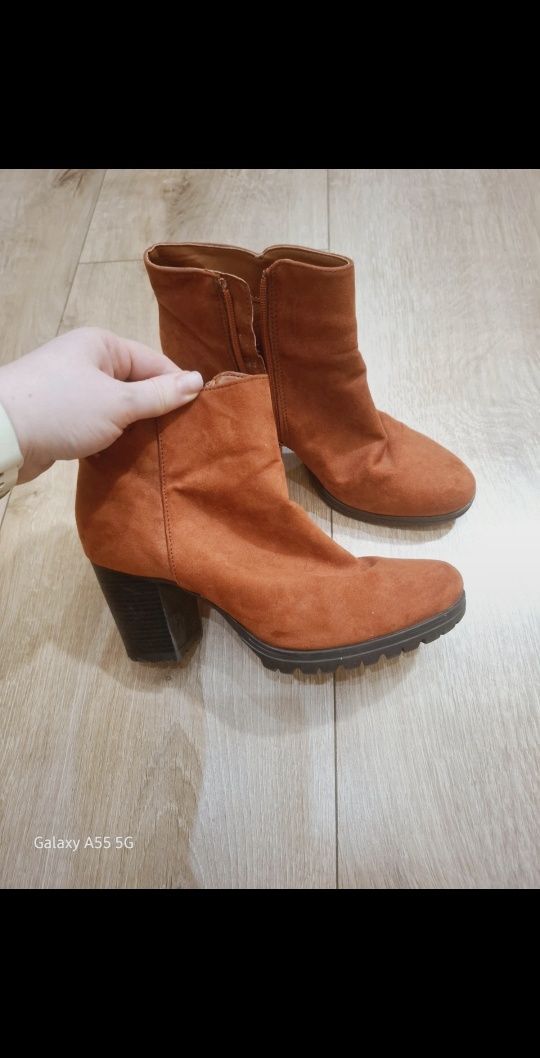 Piękne rude botki Greceland