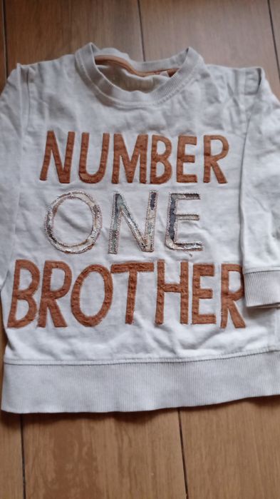 NEXT 98 cm 2-3 lata cienka beżowa bluza z napisem Number One Brother
