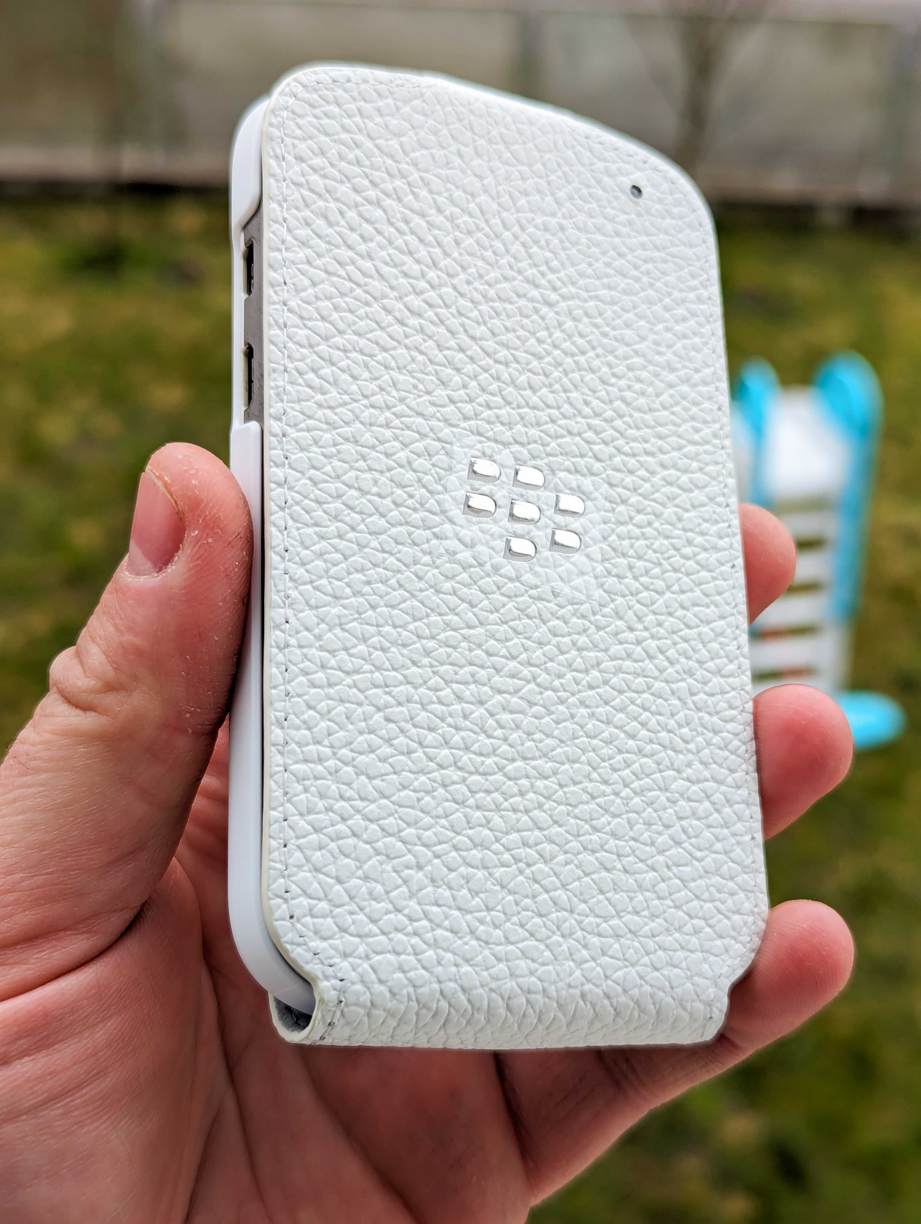 BlackBerry Q10 WHITE + Новий CASE Leather Flip Shell!