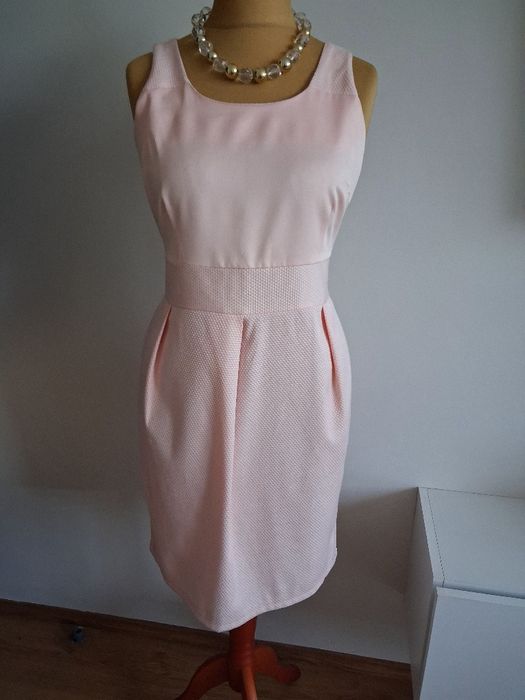 Sukienka elegancka róż w łosoś z dopasowanym cieniutkim szalem r 40/42