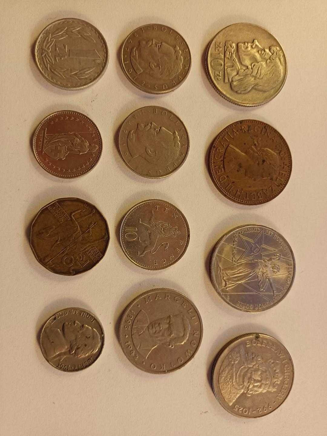 zestaw dwunastu różnych monet