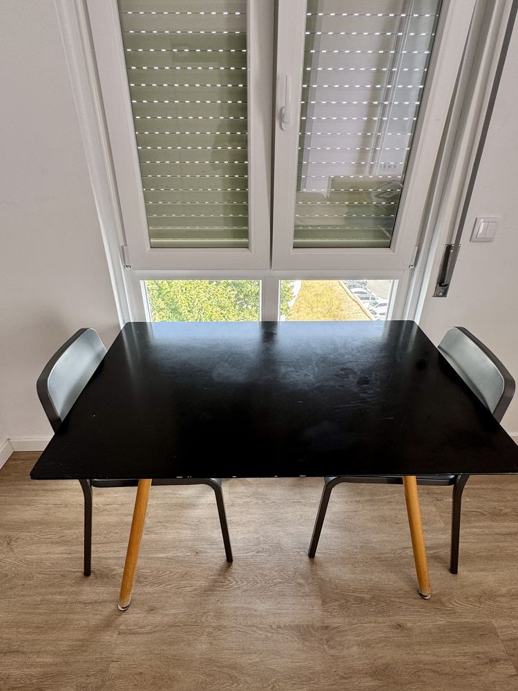 Mesa com Duas Cadeiras