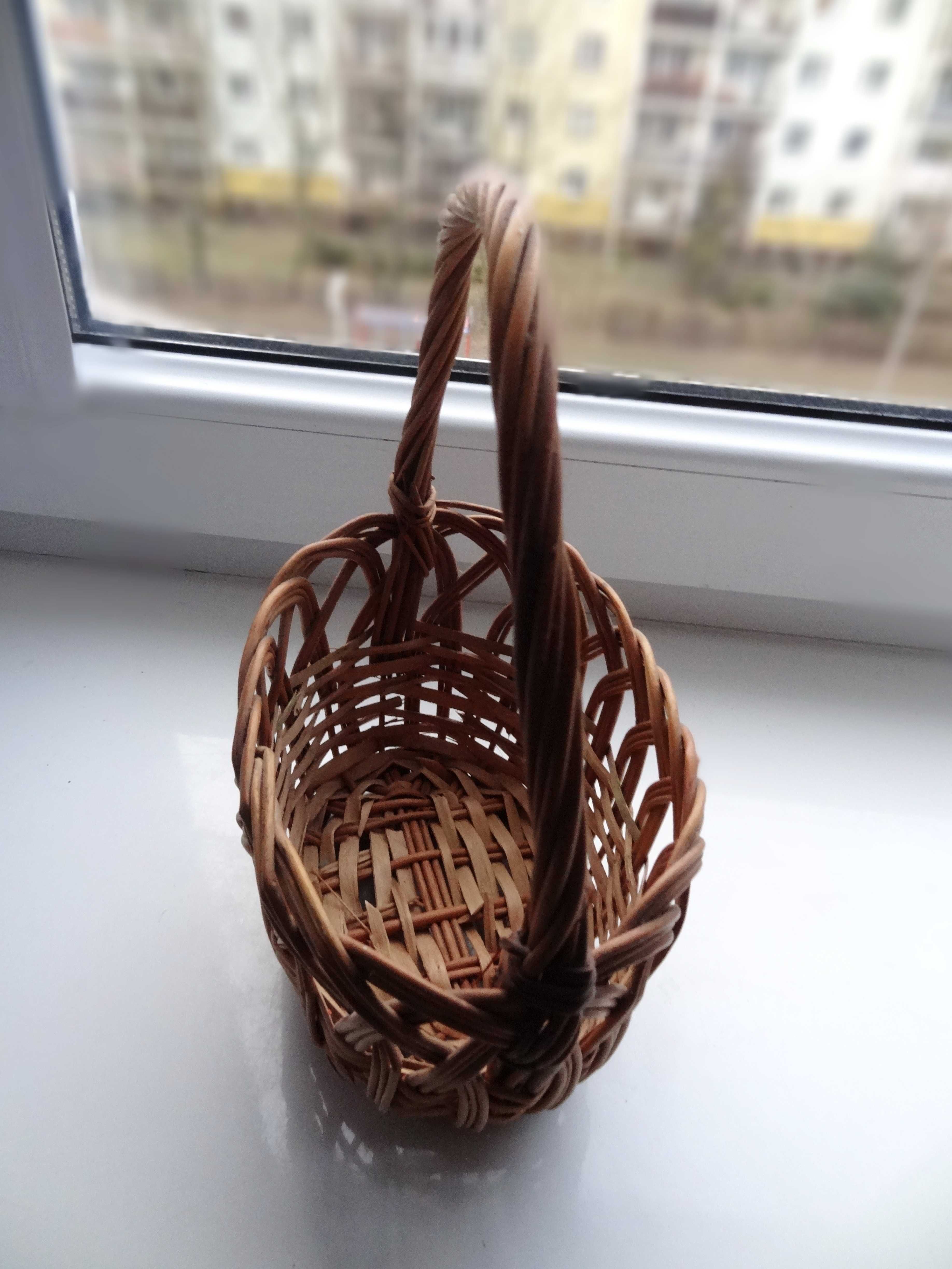 Owalny koszyczek wiklinowy, święconka, dekoracja