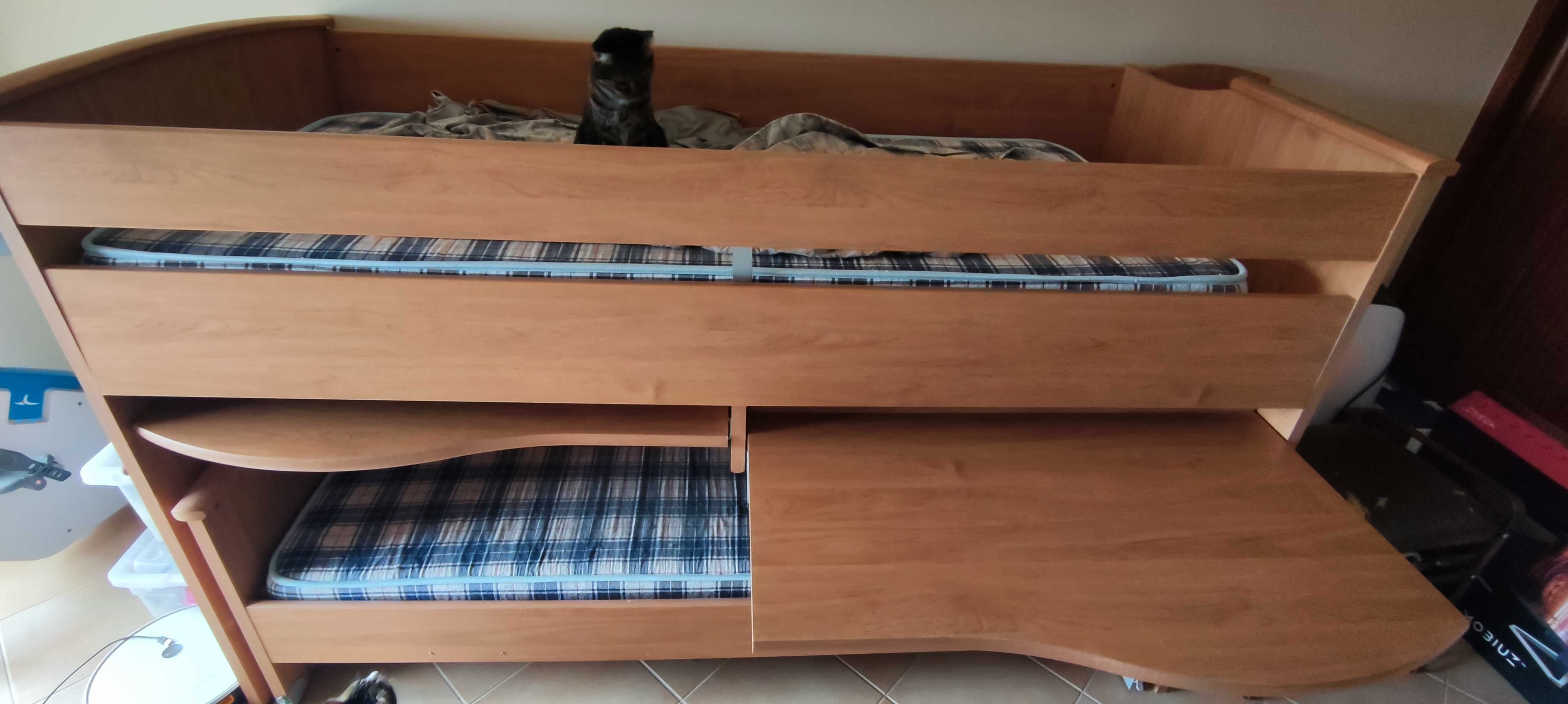 Beliche com secretária e cama inferior removível