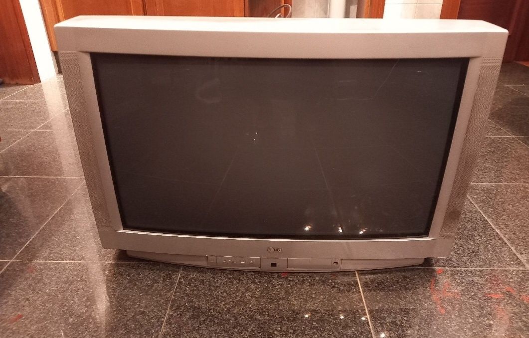 Televisão avariada LG grande