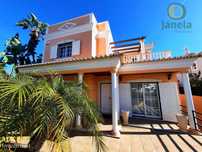 Confortável Moradia com Jardins, piscina e grande garagem
