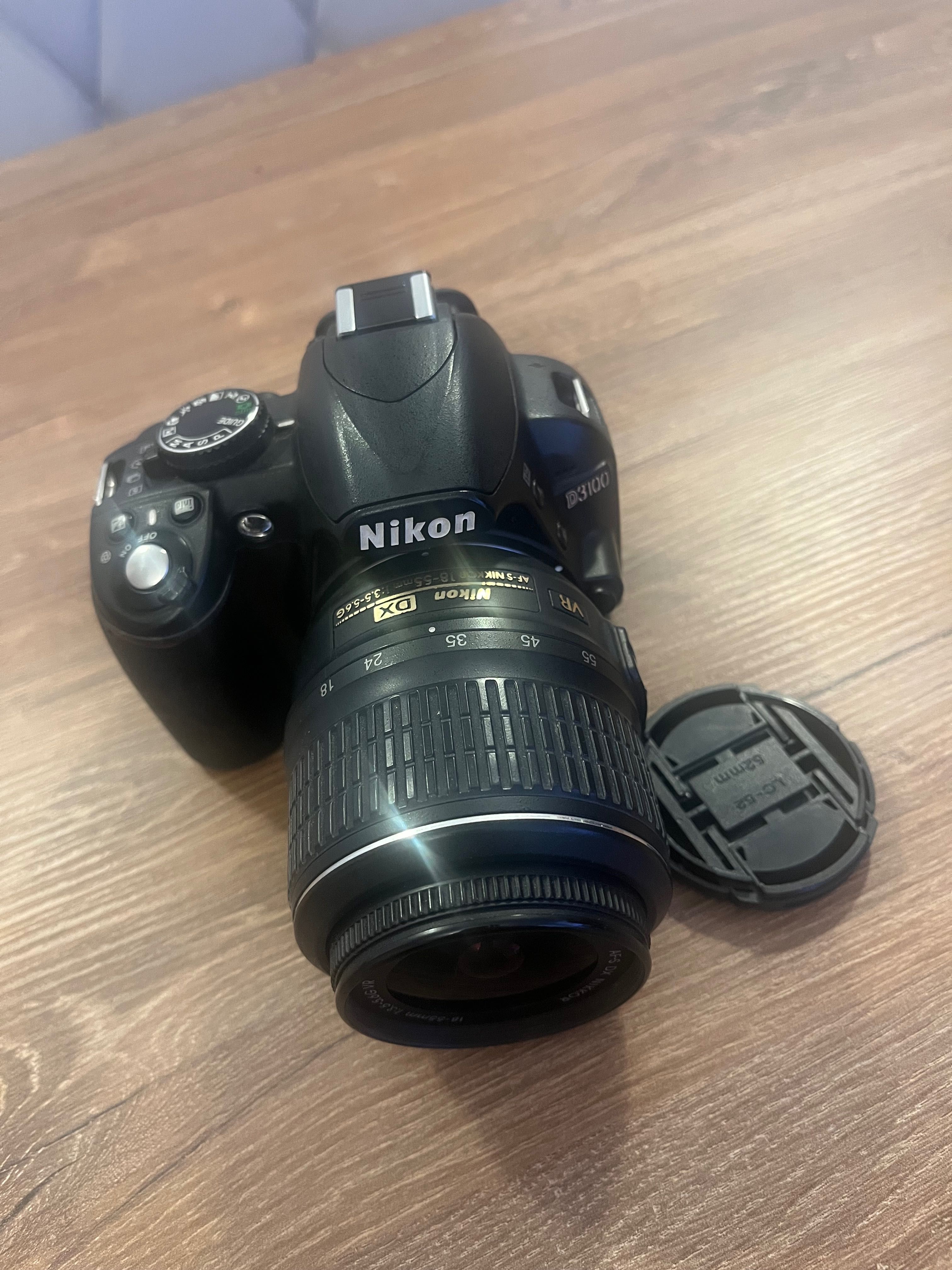 Aparat lustrzanka Nikon D3100 z obiektywem 18-55 mm.
