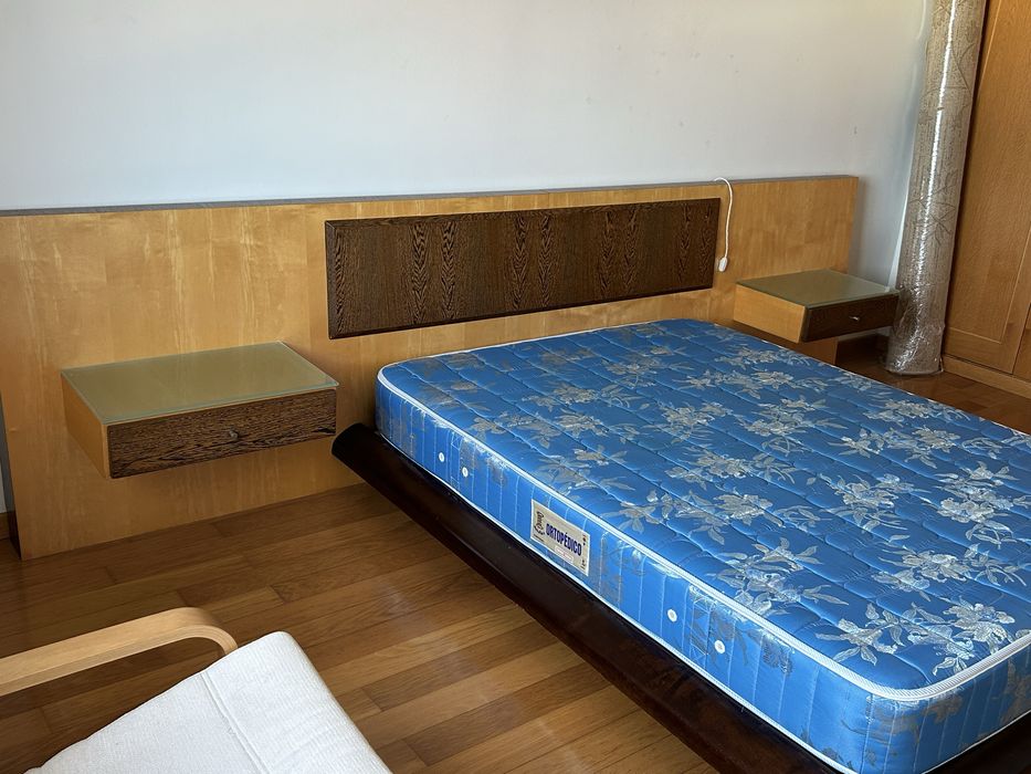 Cama de madeira maciça e colchão