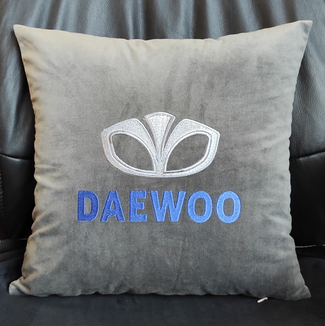 Авто подушки з вишитим логотипом.