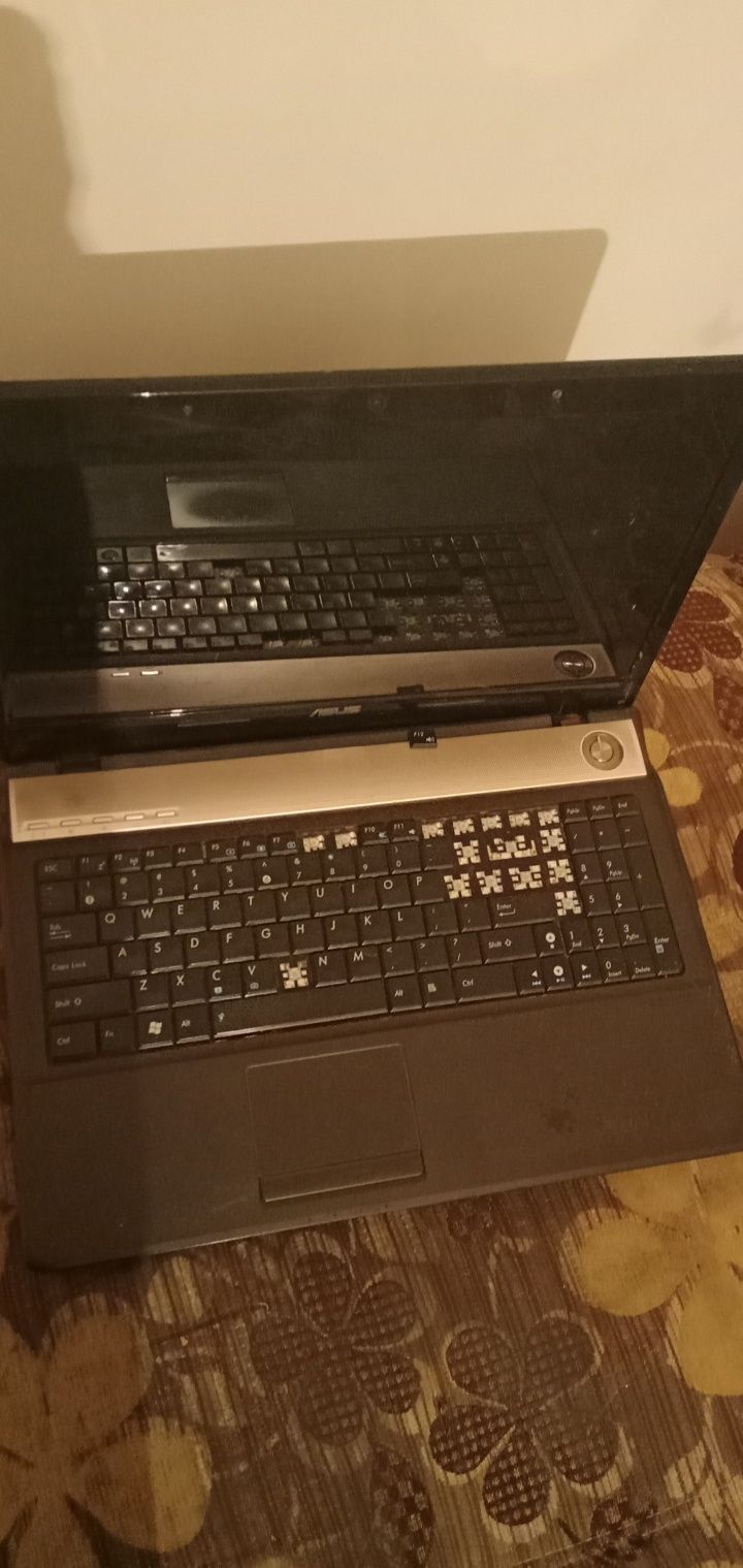Laptop starszej generacji Asus