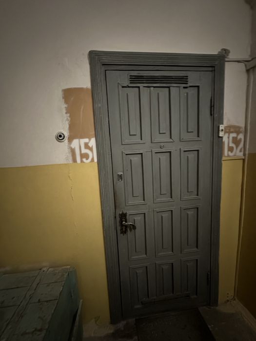 Дерев’яні вхідні двері з коробкою, лиштвою та замком