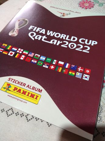 Caderneta Qatar 2022 com cromos colados