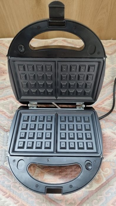 Бутербродниця вафельница орешница новая