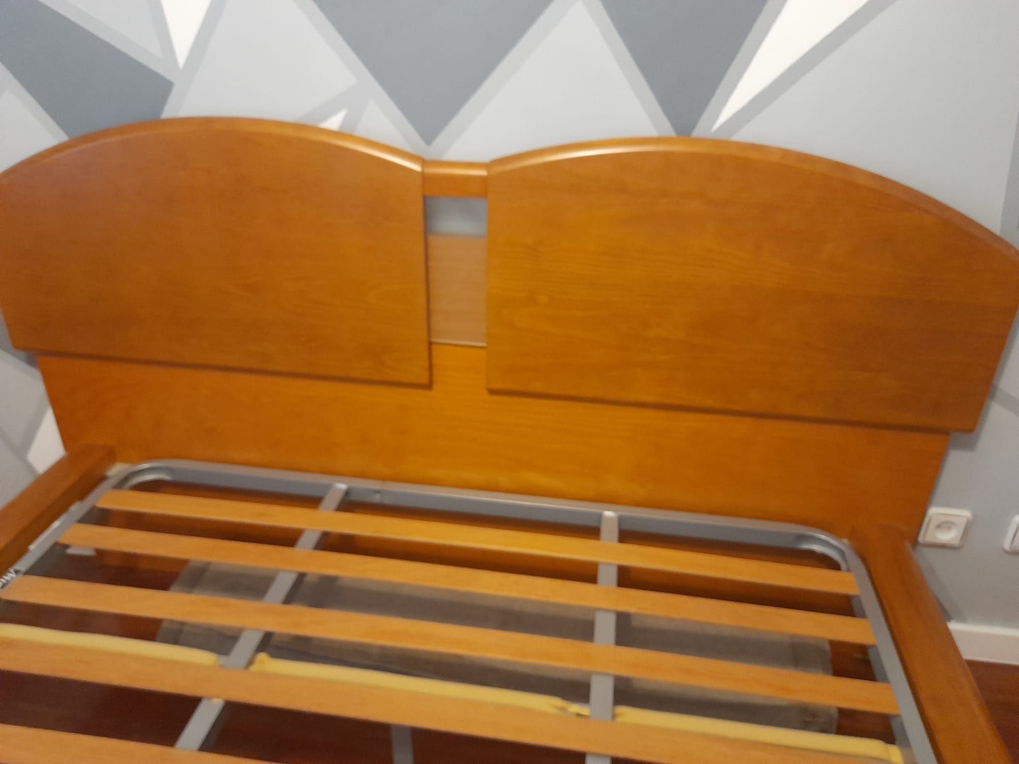Cama de casal em madeira.