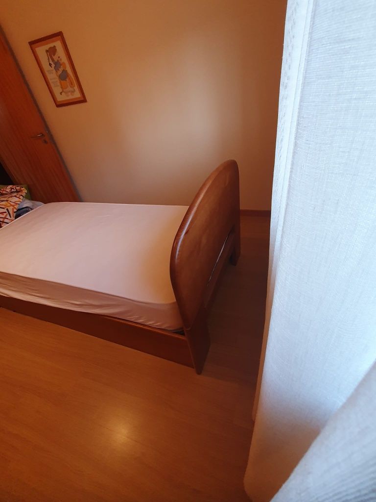 Cama de Solteito de Pinho Maciço