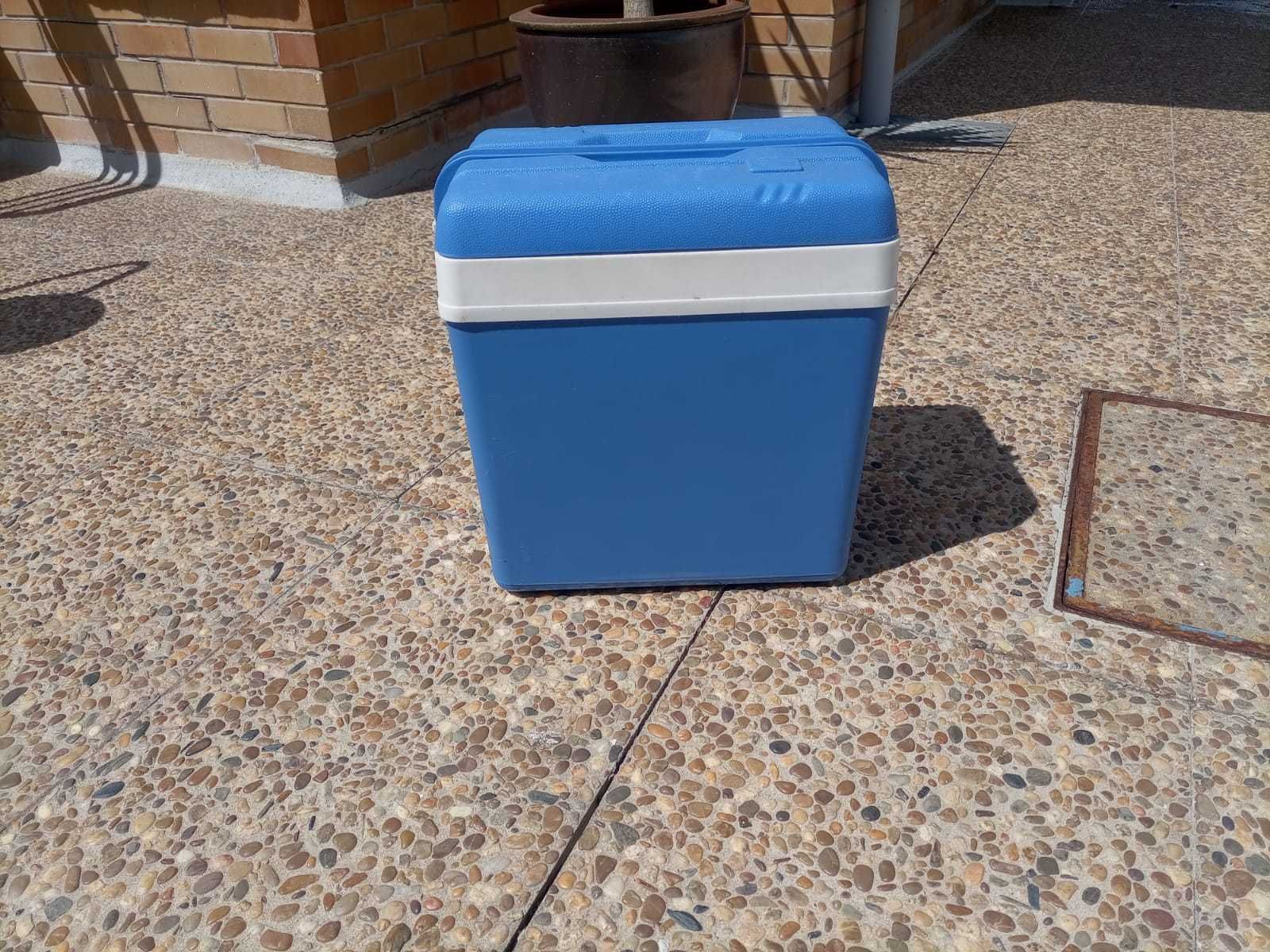 Geleira com 4 refrigeradores/blocos de gelo