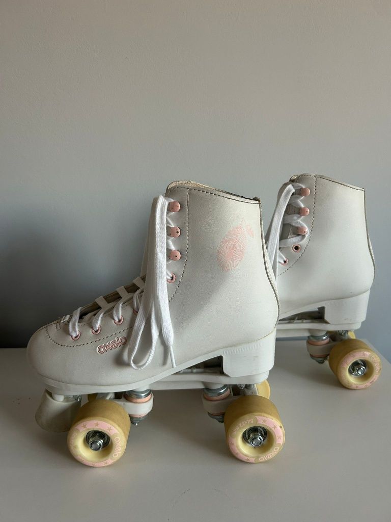 Patins brancos com detalhe rosa