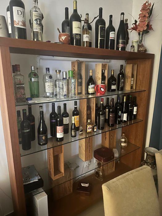 Estante maciça com luz